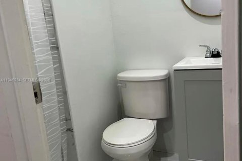 House in Hialeah, Florida 3 bedrooms, 104.52 sq.m. № 2002277 - photo 11