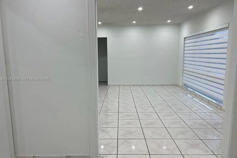 House in Hialeah, Florida 3 bedrooms, 104.52 sq.m. № 2002277 - photo 4