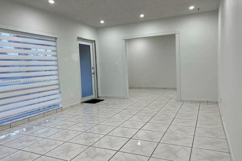 House in Hialeah, Florida 3 bedrooms, 104.52 sq.m. № 2002277 - photo 3