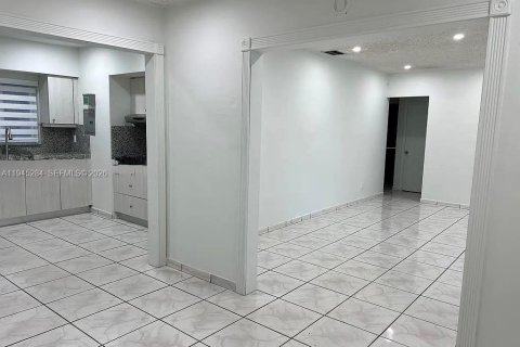 House in Hialeah, Florida 3 bedrooms, 104.52 sq.m. № 2002277 - photo 5