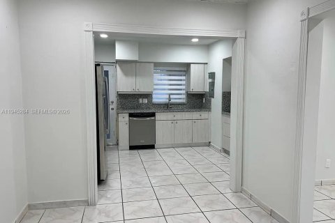 House in Hialeah, Florida 3 bedrooms, 104.52 sq.m. № 2002277 - photo 9