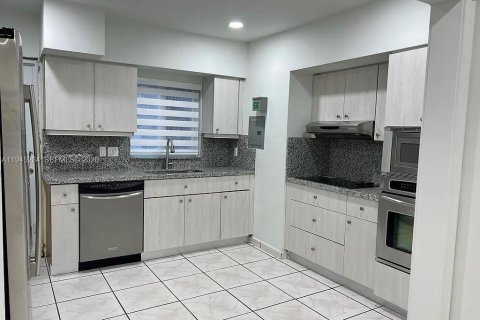 House in Hialeah, Florida 3 bedrooms, 104.52 sq.m. № 2002277 - photo 6