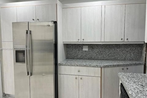 House in Hialeah, Florida 3 bedrooms, 104.52 sq.m. № 2002277 - photo 8