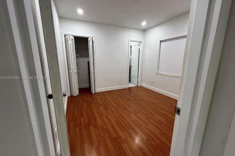 House in Hialeah, Florida 3 bedrooms, 104.52 sq.m. № 2002277 - photo 10