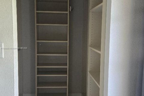 Copropriété à vendre à Hialeah, Floride: 2 chambres, 99.41 m2 № 1946265 - photo 16