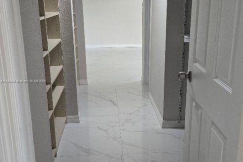 Copropriété à vendre à Hialeah, Floride: 2 chambres, 99.41 m2 № 1946265 - photo 6