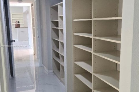 Copropriété à vendre à Hialeah, Floride: 2 chambres, 99.41 m2 № 1946265 - photo 7