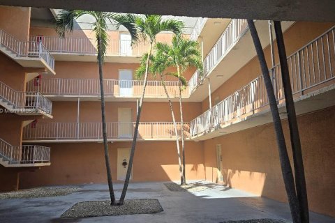 Copropriété à vendre à Hialeah, Floride: 2 chambres, 99.41 m2 № 1946265 - photo 2