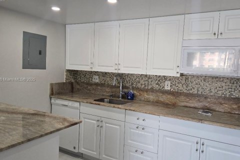 Copropriété à vendre à Hialeah, Floride: 2 chambres, 99.41 m2 № 1946265 - photo 4
