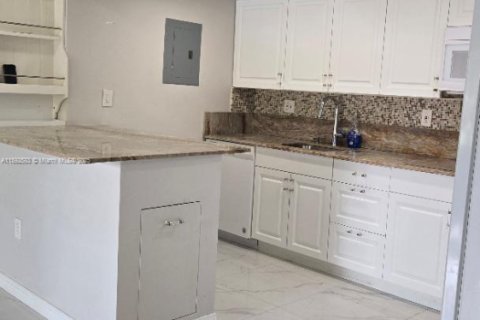 Copropriété à vendre à Hialeah, Floride: 2 chambres, 99.41 m2 № 1946265 - photo 3