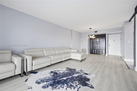 Condo in Hollywood, Florida, 2 bedrooms  № 1992201 - photo 9