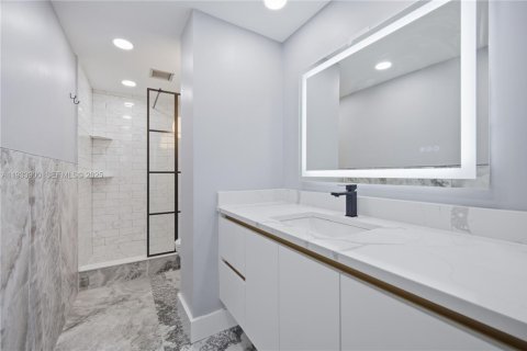 Condo in Hollywood, Florida, 2 bedrooms  № 1992201 - photo 12