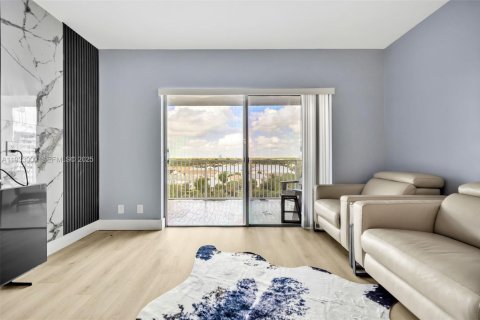 Condo in Hollywood, Florida, 2 bedrooms  № 1992201 - photo 10