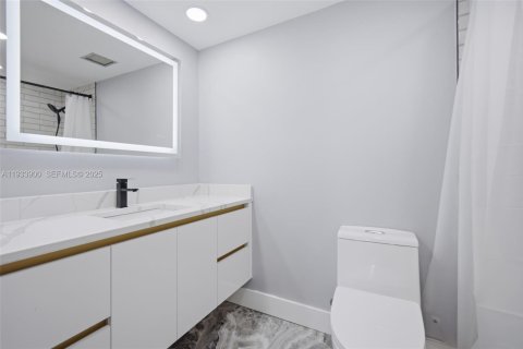 Condo in Hollywood, Florida, 2 bedrooms  № 1992201 - photo 18