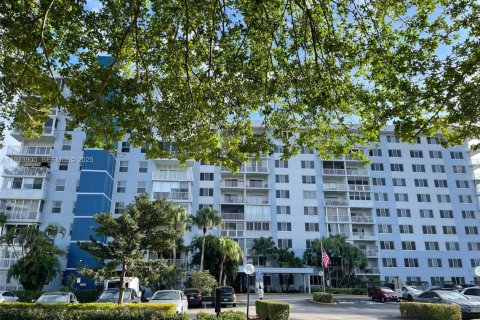 Condo in Hollywood, Florida, 2 bedrooms  № 1992201 - photo 30