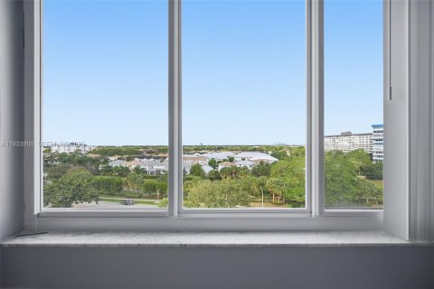 Condo in Hollywood, Florida, 2 bedrooms  № 1992201 - photo 22