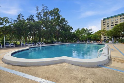 Condo in Hollywood, Florida, 2 bedrooms  № 1992201 - photo 23