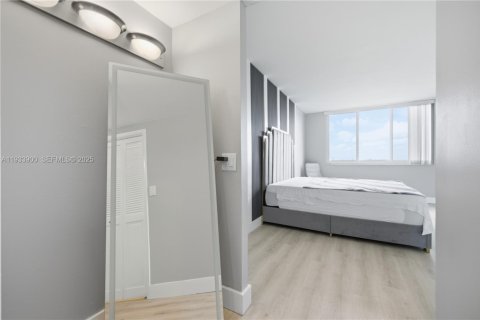 Condo in Hollywood, Florida, 2 bedrooms  № 1992201 - photo 16