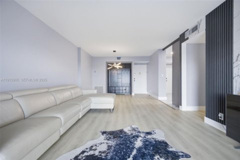 Condo in Hollywood, Florida, 2 bedrooms  № 1992201 - photo 8