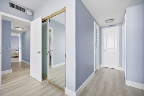 Condo in Hollywood, Florida, 2 bedrooms  № 1992201 - photo 17