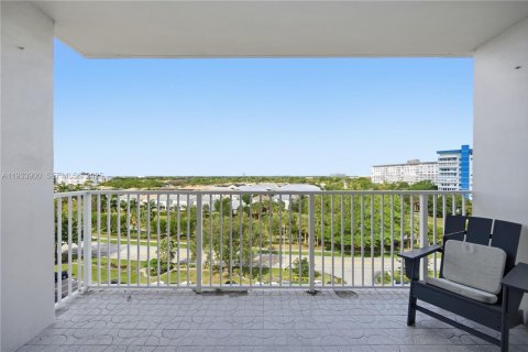 Condo in Hollywood, Florida, 2 bedrooms  № 1992201 - photo 11