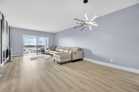 Condo in Hollywood, Florida, 2 bedrooms  № 1992201 - photo 2