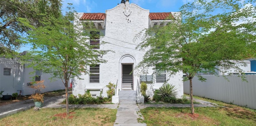 Commercial property in Miami, Florida 236.9 sq.m. № 1863708