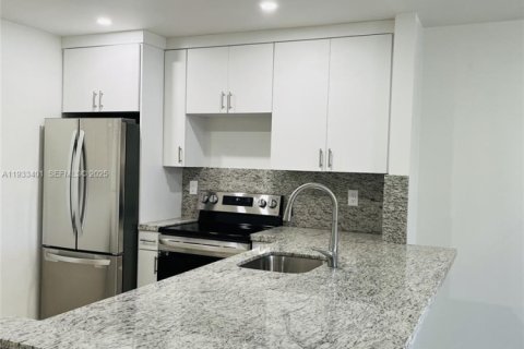 Copropriété à louer à Miami, Floride: 2 chambres, 74.69 m2 № 1991396 - photo 1