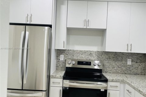 Copropriété à louer à Miami, Floride: 2 chambres, 74.69 m2 № 1991396 - photo 2