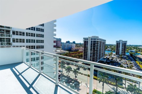 Condo in Hallandale Beach, Florida, 3 bedrooms  № 1945176 - photo 2