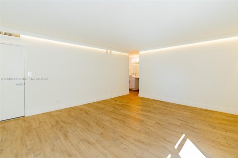 Condo in Hallandale Beach, Florida, 3 bedrooms  № 1945176 - photo 15