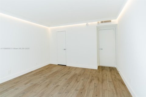 Condo in Hallandale Beach, Florida, 3 bedrooms  № 1945176 - photo 20