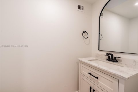 Condo in Hallandale Beach, Florida, 3 bedrooms  № 1945176 - photo 9