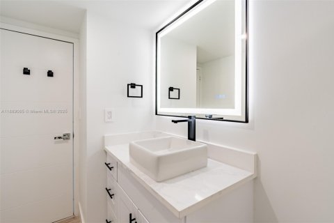 Condo in Hallandale Beach, Florida, 3 bedrooms  № 1945176 - photo 13