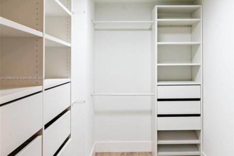 Condo in Hallandale Beach, Florida, 3 bedrooms  № 1945176 - photo 17