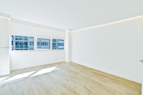Condo in Hallandale Beach, Florida, 3 bedrooms  № 1945176 - photo 19