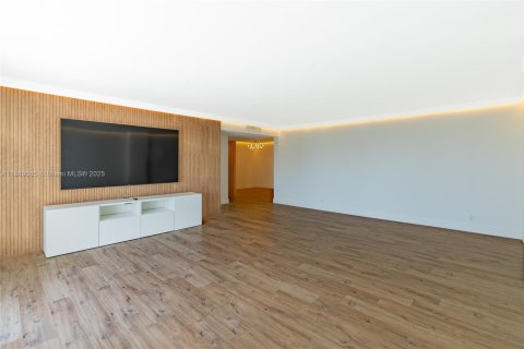 Condo in Hallandale Beach, Florida, 3 bedrooms  № 1945176 - photo 5