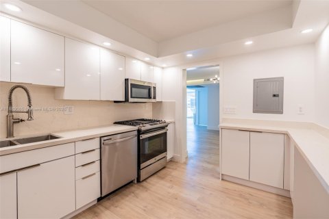 Condo in Hallandale Beach, Florida, 3 bedrooms  № 1945176 - photo 11