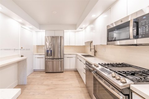 Condo in Hallandale Beach, Florida, 3 bedrooms  № 1945176 - photo 10