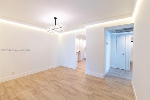Condo in Hallandale Beach, Florida, 3 bedrooms  № 1945176 - photo 7