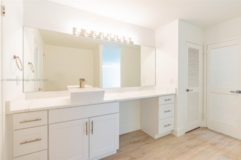 Condo in Hallandale Beach, Florida, 3 bedrooms  № 1945176 - photo 16