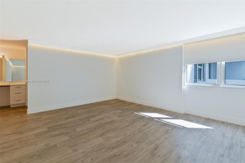 Condo in Hallandale Beach, Florida, 3 bedrooms  № 1945176 - photo 14