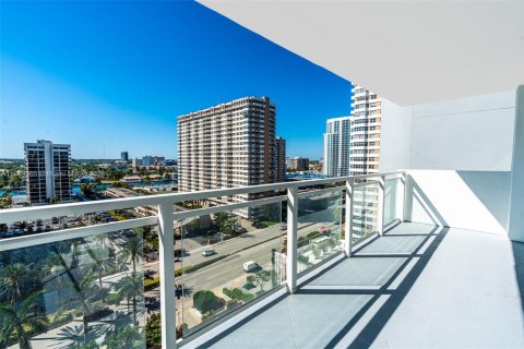 Condo in Hallandale Beach, Florida, 3 bedrooms  № 1945176 - photo 1