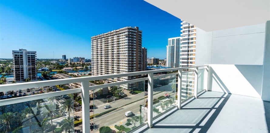 Condo in Hallandale Beach, Florida, 3 bedrooms № 1945176