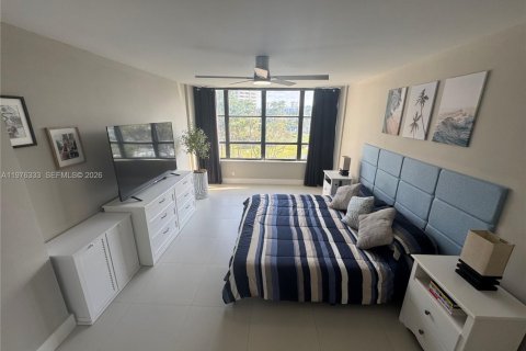 Condominio en venta en Hallandale Beach, Florida, 2 dormitorios, 96.62 m2 № 2040480 - foto 10