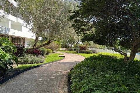 Condominio en venta en Hallandale Beach, Florida, 2 dormitorios, 96.62 m2 № 2040480 - foto 25