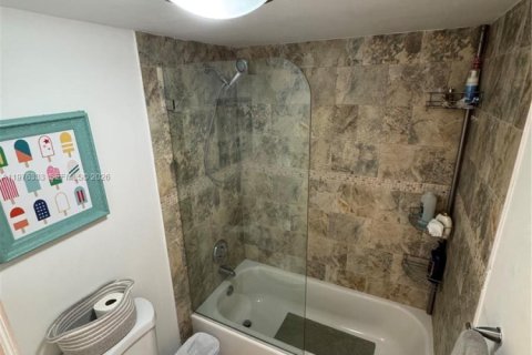 Condominio en venta en Hallandale Beach, Florida, 2 dormitorios, 96.62 m2 № 2040480 - foto 15