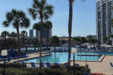 Condominio en venta en Hallandale Beach, Florida, 2 dormitorios, 96.62 m2 № 2040480 - foto 26