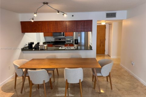 Condo in Miami, Florida, 1 bedroom  № 2088669 - photo 2