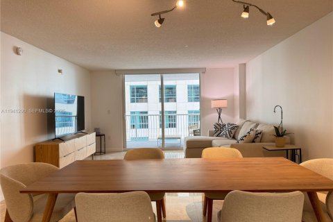 Condo in Miami, Florida, 1 bedroom  № 2088669 - photo 1